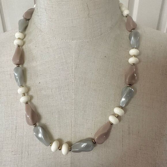 Vintage cream and grey beaded necklace - Picture 2 of 7